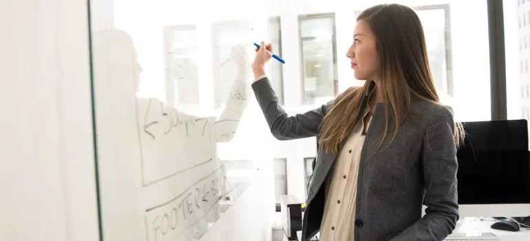 A businesswoman listing reasons businesses should use storage units