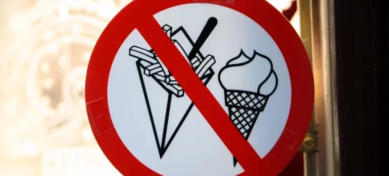 A red and white sign banning food