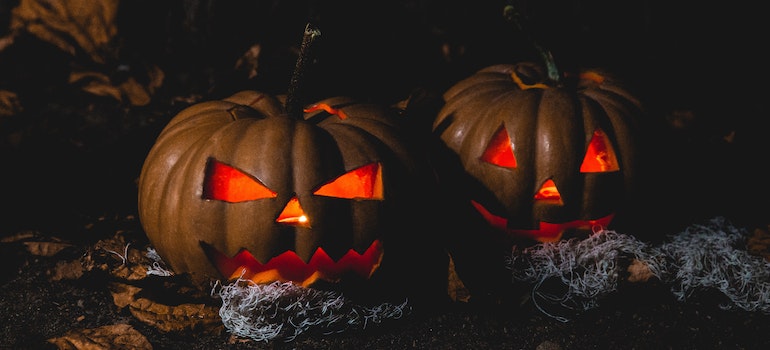 Two jack-o'-lanterns in the dark