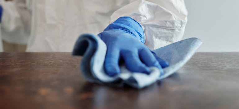 A person following the Canadian moving guide and cleaning their home