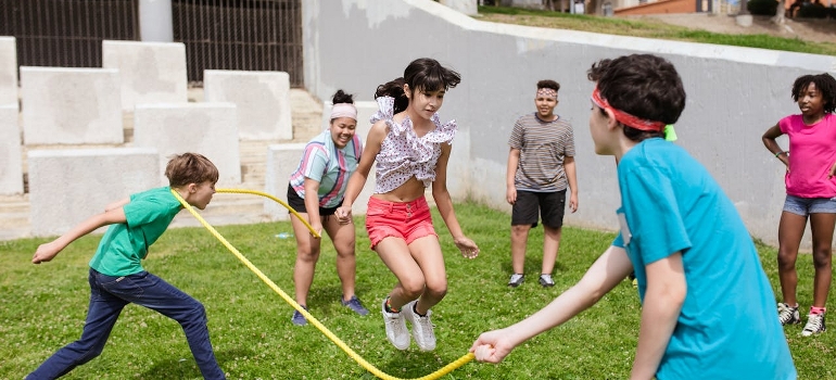 A group of kids is playing jumping rope.
