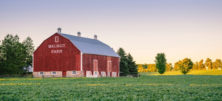 Picture of a barn in one of the best places in the province of Ontario to grow up in