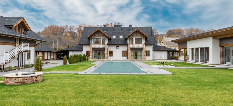 A modern large house in Canada, ideal for moving your family from Richmond Hill to Thornhill.