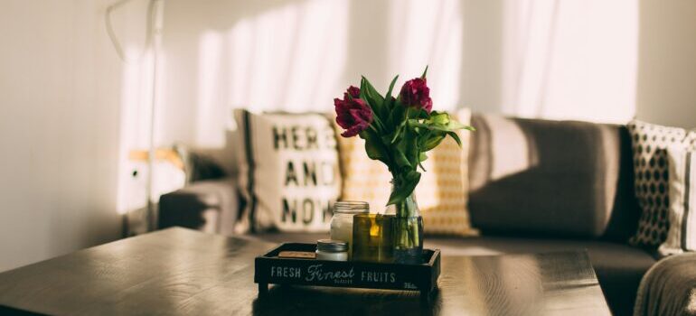 Flowers and other decoration on a table in a living room