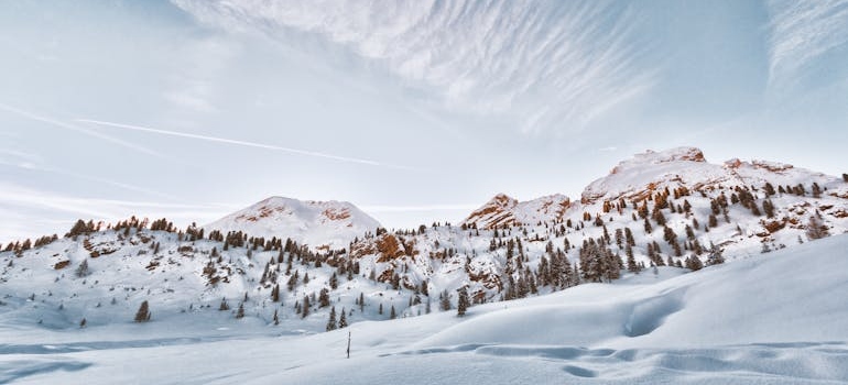 An image of a mountain range at one of the best Canadian areas for snow lovers.