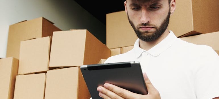 A mover making a list after you have been hiring a moving & storage agency