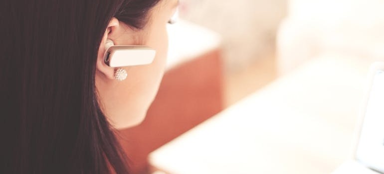 A customer support agent talking about benefits of hiring a moving & storage agency