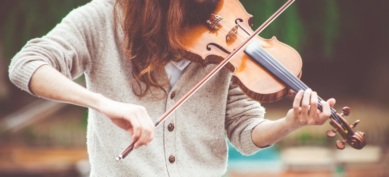 Person playing the violin