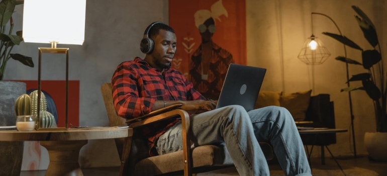Person that is working remotely before relocating your home office