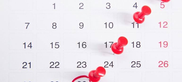 Calendar with pins highlighting potential good days for changing your address when you move
