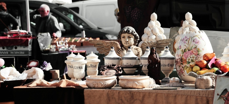 Items on a yard sale