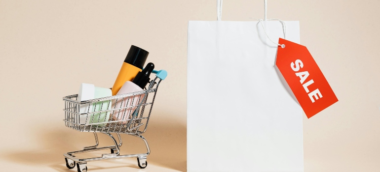 Shopping bag and cart with sale tag for budgeting